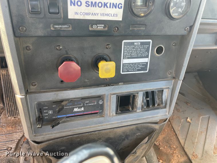 image for item JQ9742 2000 Mack CH613  semi truck