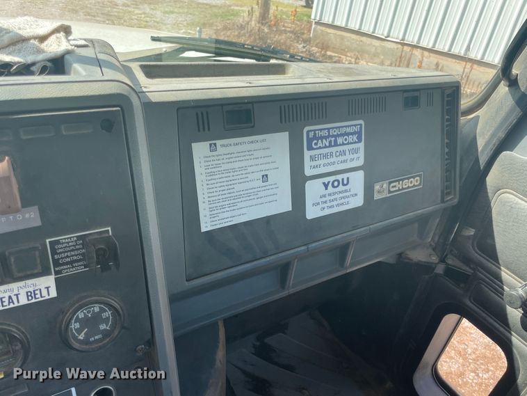 image for item JQ9742 2000 Mack CH613  semi truck