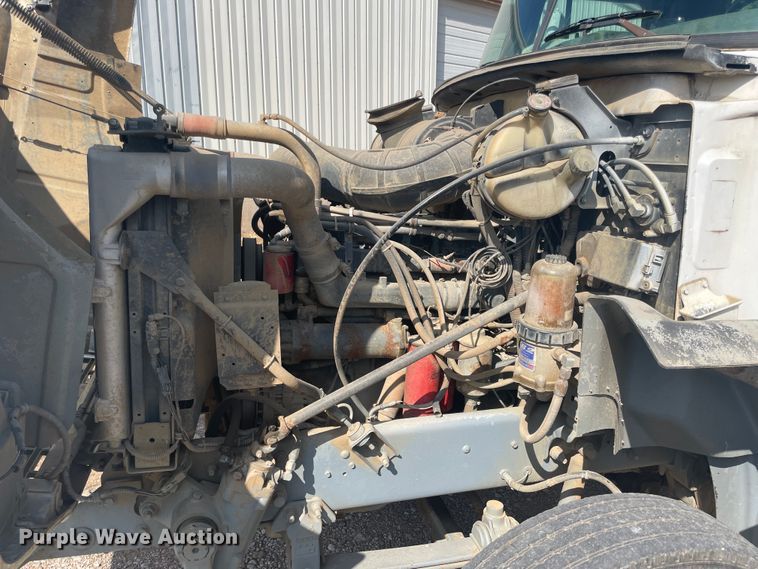 image for item JQ9742 2000 Mack CH613  semi truck