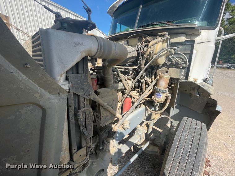 image for item JQ9742 2000 Mack CH613  semi truck