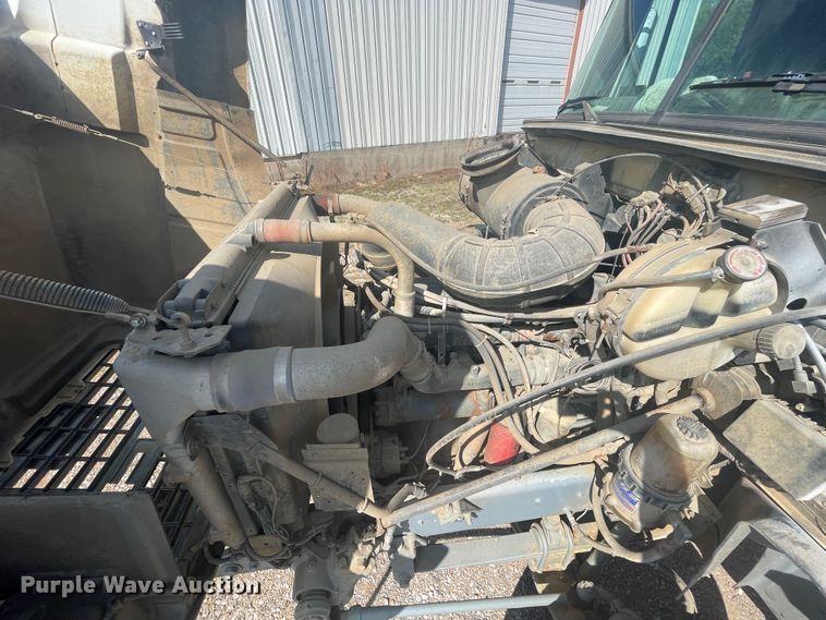 image for item JQ9742 2000 Mack CH613  semi truck