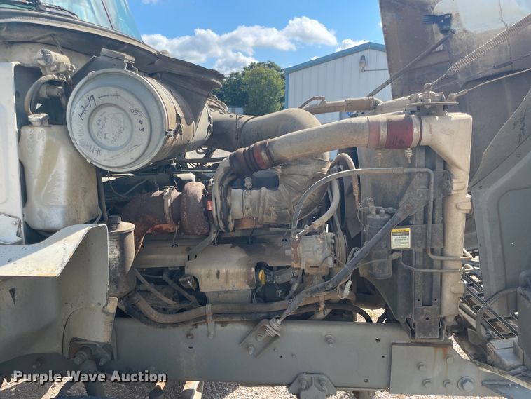 image for item JQ9742 2000 Mack CH613  semi truck