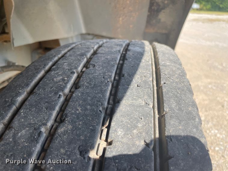 image for item JQ9742 2000 Mack CH613  semi truck