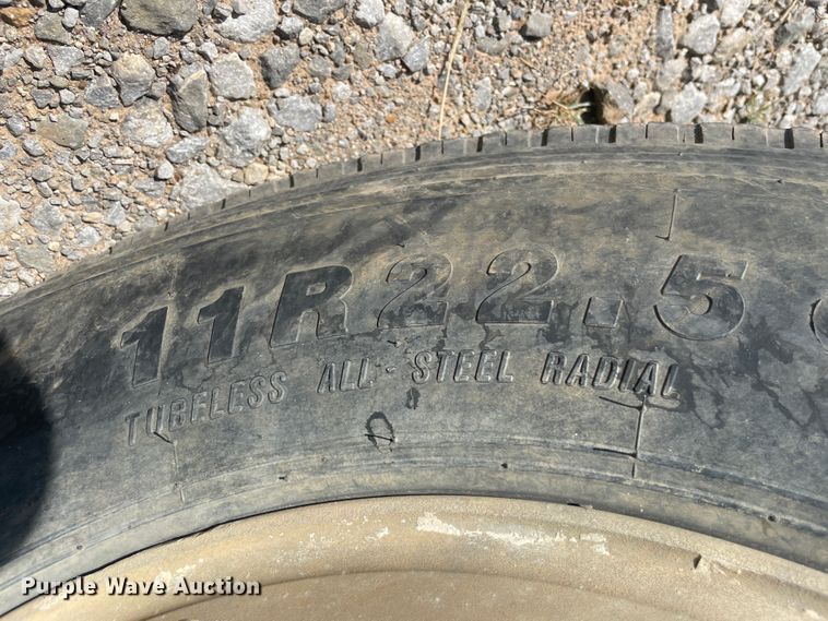 image for item JQ9742 2000 Mack CH613  semi truck