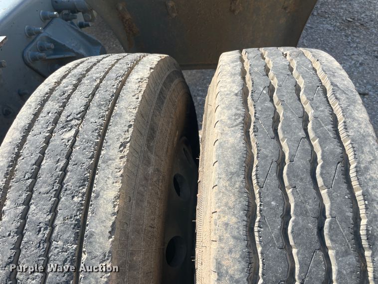 image for item JQ9742 2000 Mack CH613  semi truck