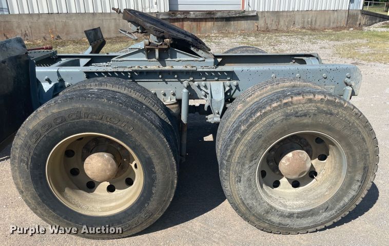 image for item JQ9742 2000 Mack CH613  semi truck