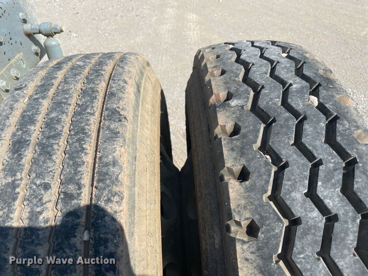 image for item JQ9742 2000 Mack CH613  semi truck