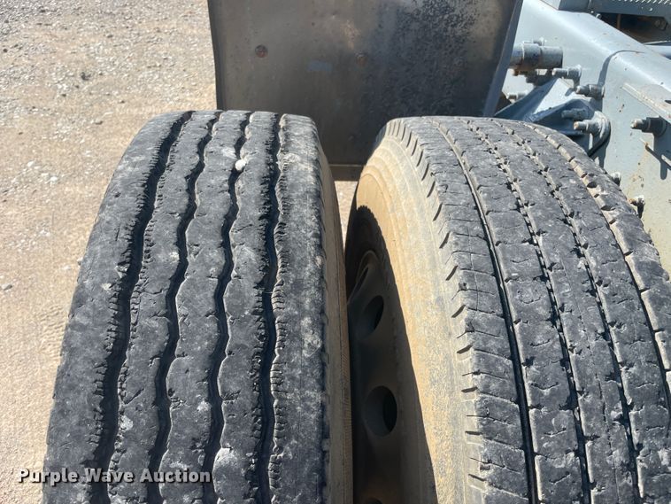 image for item JQ9742 2000 Mack CH613  semi truck