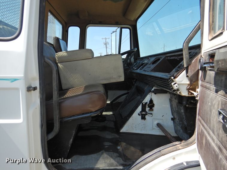 image for item JX9906 1990 Mack CS200P  utility / service truck