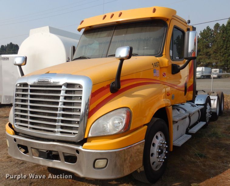 image for item JZ9860 2016 Freightliner Cascadia 125  semi truck