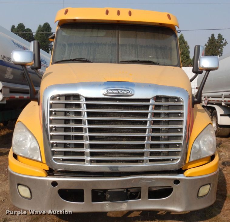 image for item JZ9860 2016 Freightliner Cascadia 125  semi truck