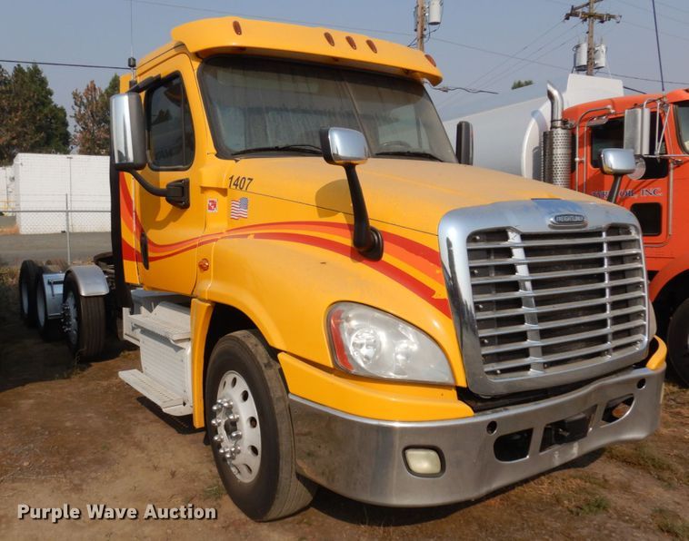 image for item JZ9860 2016 Freightliner Cascadia 125  semi truck