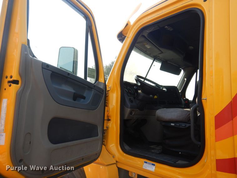 image for item JZ9860 2016 Freightliner Cascadia 125  semi truck