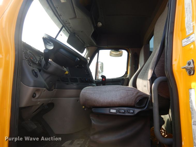 image for item JZ9860 2016 Freightliner Cascadia 125  semi truck