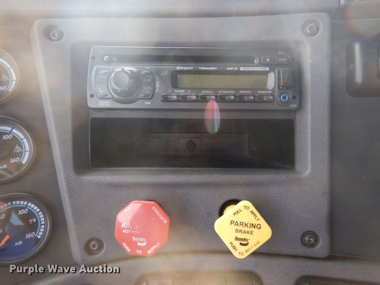 image for item JZ9860 2016 Freightliner Cascadia 125  semi truck