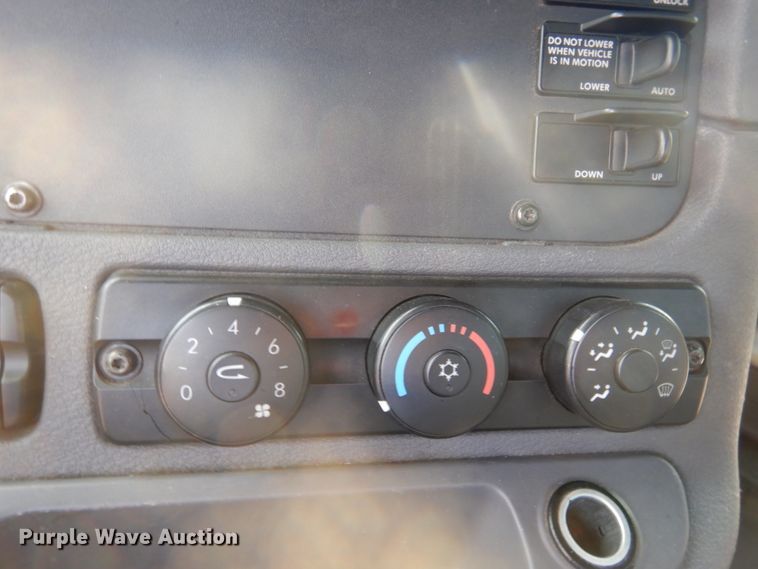 image for item JZ9860 2016 Freightliner Cascadia 125  semi truck