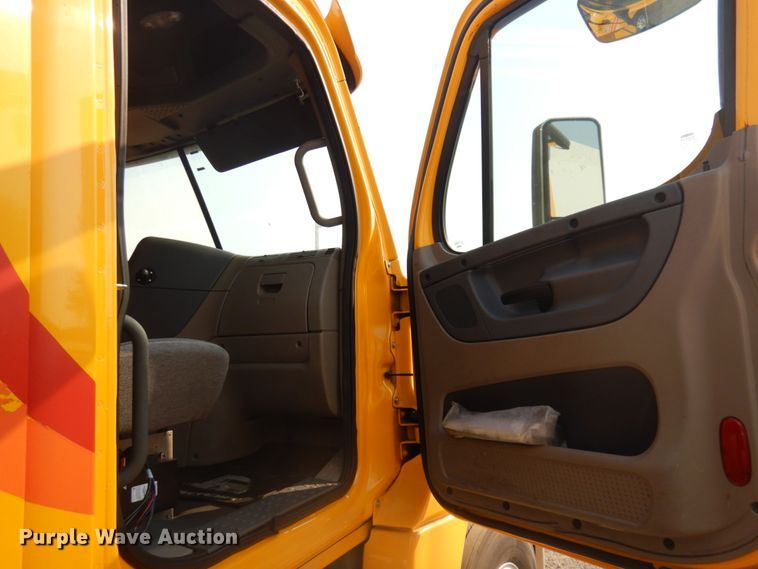 image for item JZ9860 2016 Freightliner Cascadia 125  semi truck