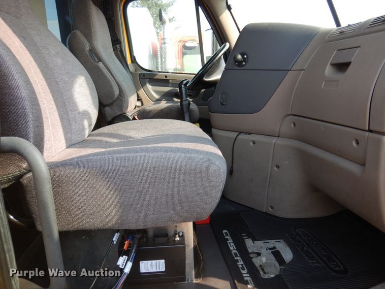 image for item JZ9860 2016 Freightliner Cascadia 125  semi truck