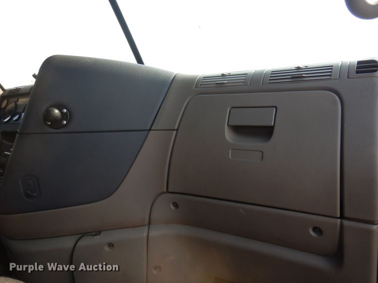 image for item JZ9860 2016 Freightliner Cascadia 125  semi truck