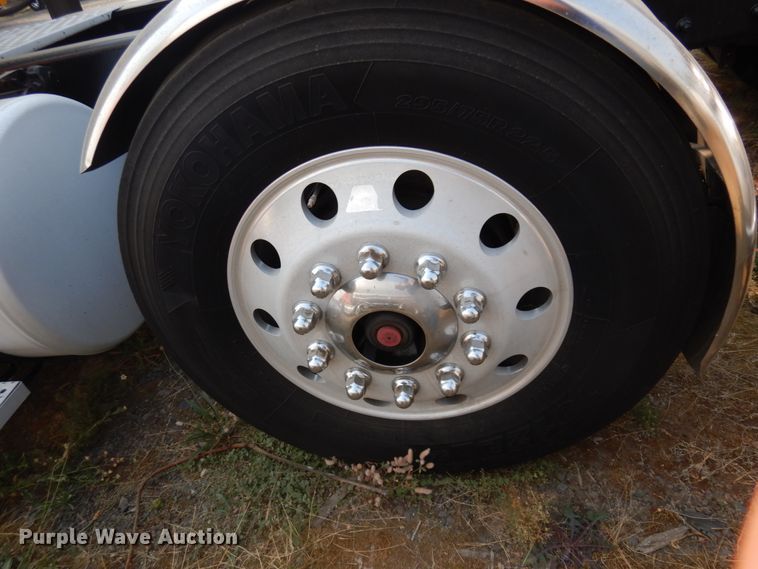 image for item JZ9860 2016 Freightliner Cascadia 125  semi truck