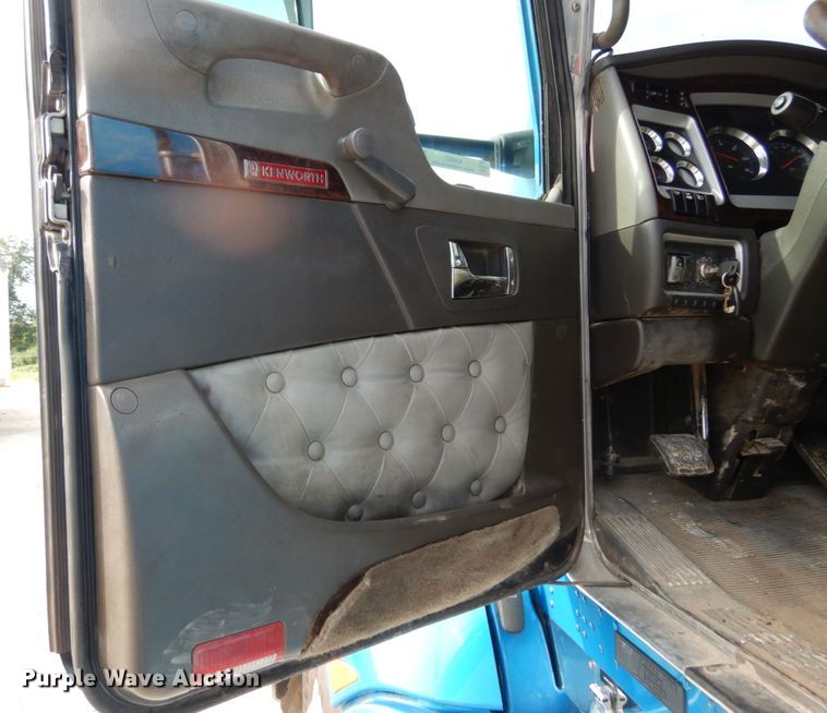 image for item KI9667 2012 Kenworth T660  semi truck