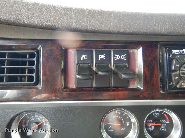 image for item KI9667 2012 Kenworth T660  semi truck