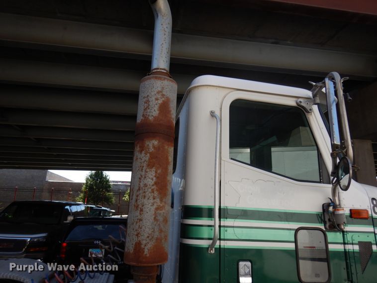 image for item KK9115 2000 International 9100i  semi truck