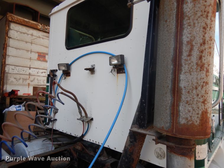 image for item KK9115 2000 International 9100i  semi truck