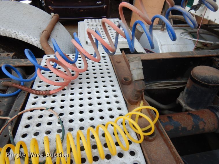 image for item KK9115 2000 International 9100i  semi truck