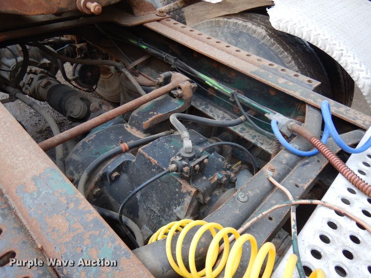 image for item KK9115 2000 International 9100i  semi truck