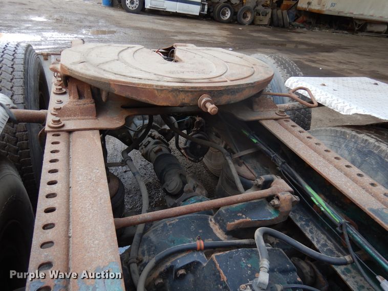 image for item KK9115 2000 International 9100i  semi truck