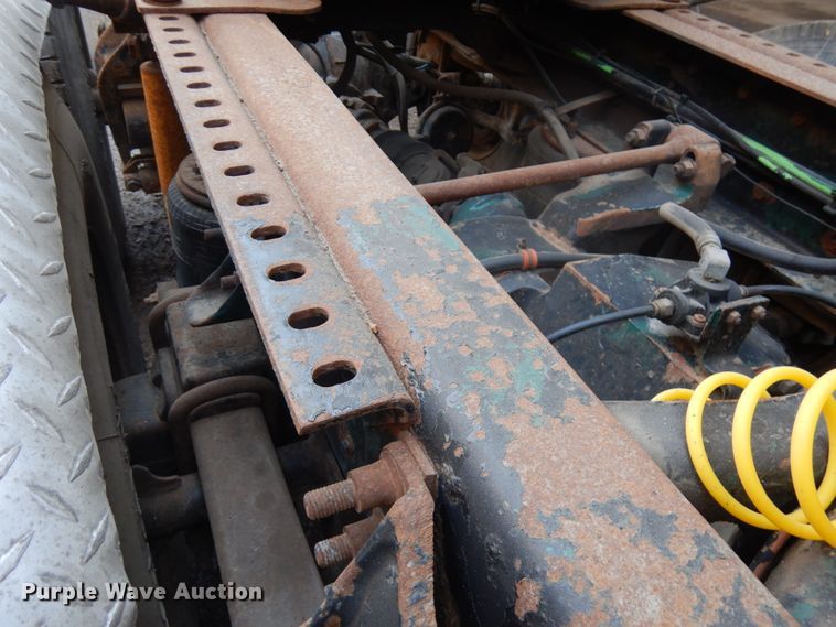 image for item KK9115 2000 International 9100i  semi truck