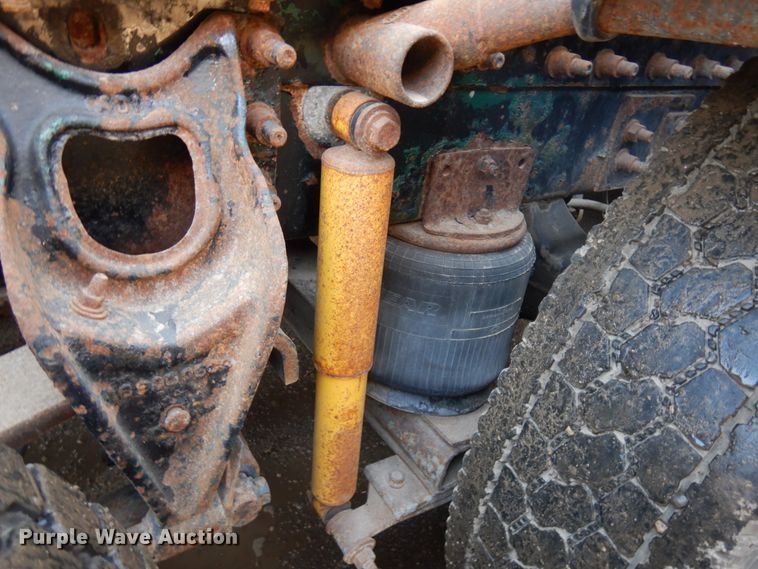 image for item KK9115 2000 International 9100i  semi truck