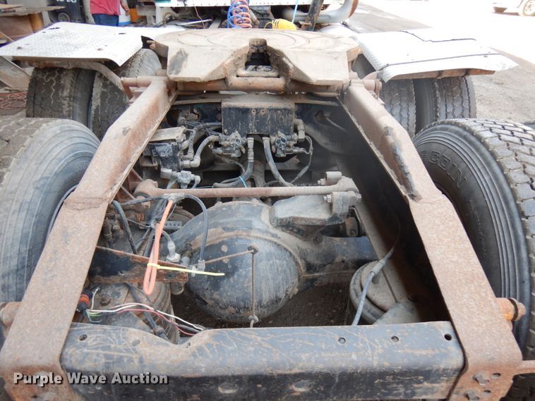 image for item KK9115 2000 International 9100i  semi truck