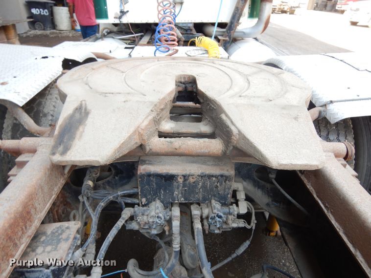 image for item KK9115 2000 International 9100i  semi truck