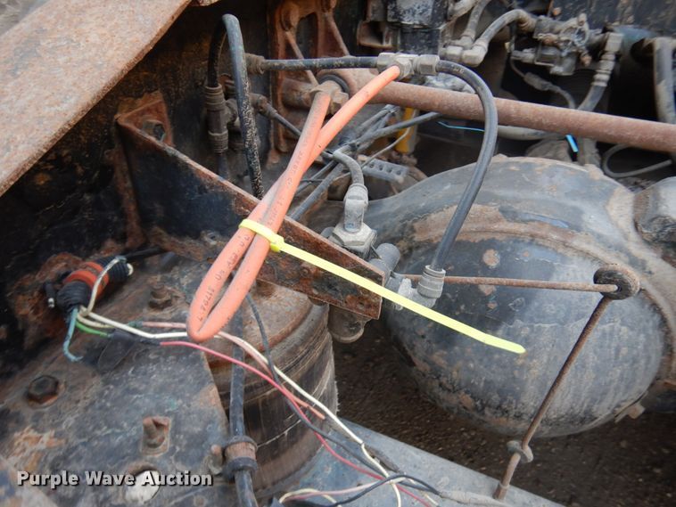 image for item KK9115 2000 International 9100i  semi truck