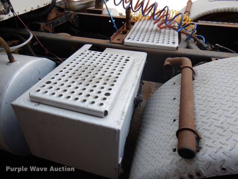 image for item KK9115 2000 International 9100i  semi truck