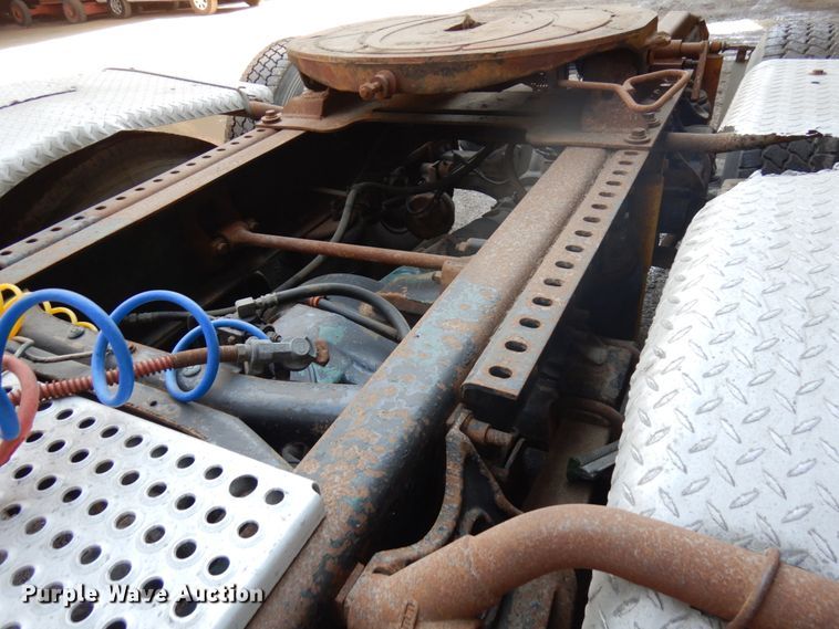 image for item KK9115 2000 International 9100i  semi truck