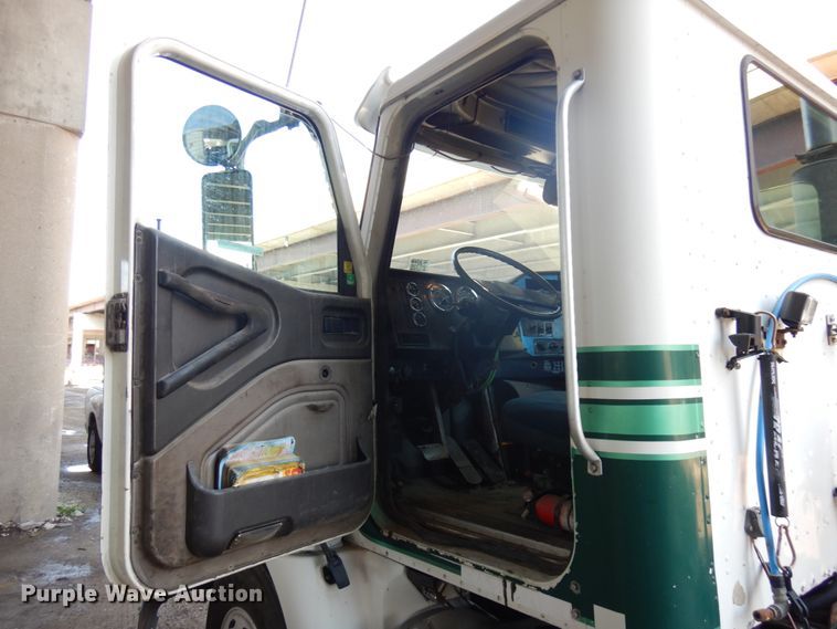 image for item KK9115 2000 International 9100i  semi truck