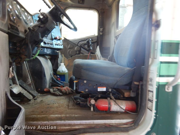 image for item KK9115 2000 International 9100i  semi truck