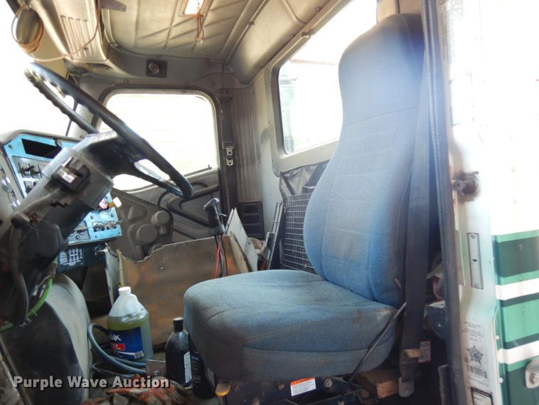 image for item KK9115 2000 International 9100i  semi truck