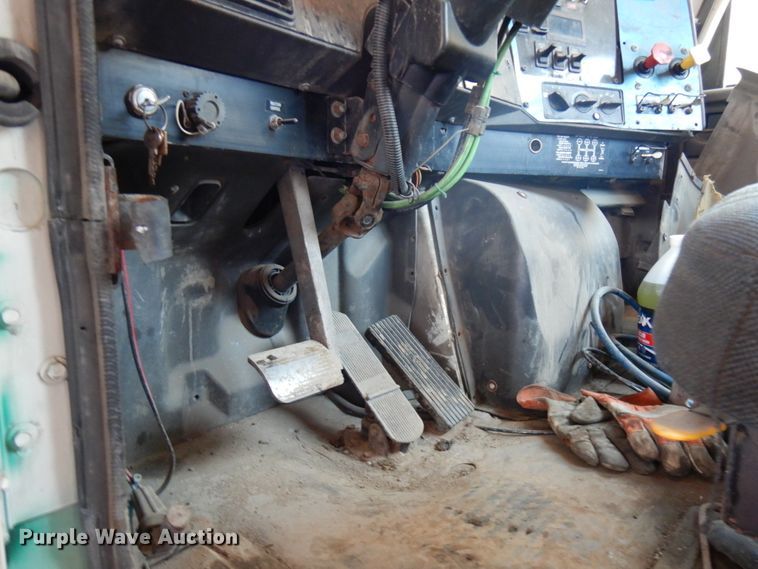 image for item KK9115 2000 International 9100i  semi truck