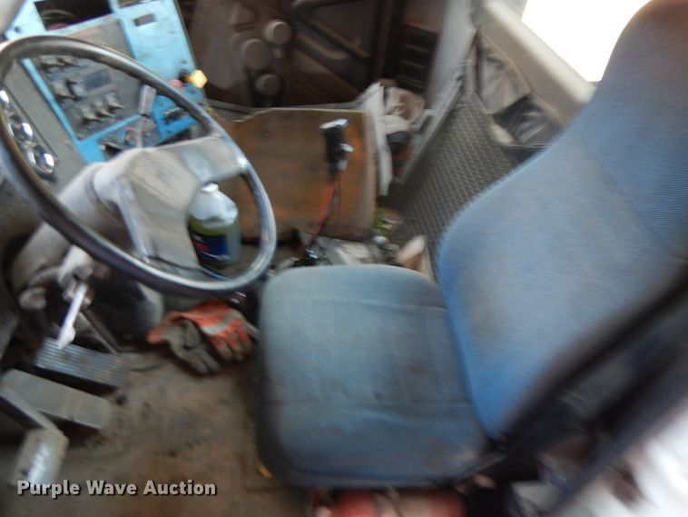 image for item KK9115 2000 International 9100i  semi truck