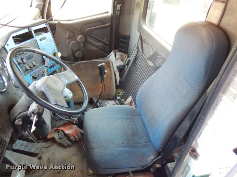 image for item KK9115 2000 International 9100i  semi truck