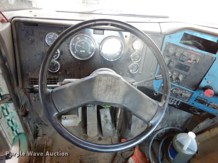 image for item KK9115 2000 International 9100i  semi truck