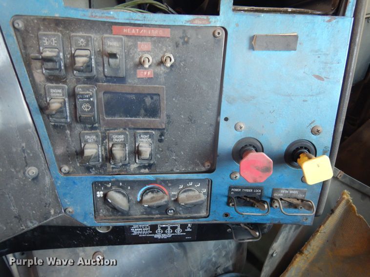 image for item KK9115 2000 International 9100i  semi truck