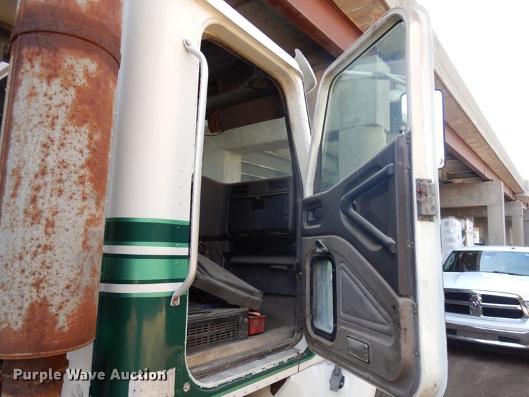 image for item KK9115 2000 International 9100i  semi truck