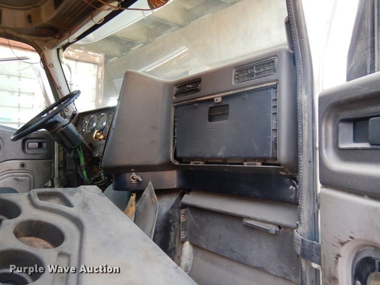 image for item KK9115 2000 International 9100i  semi truck