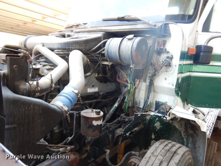 image for item KK9115 2000 International 9100i  semi truck