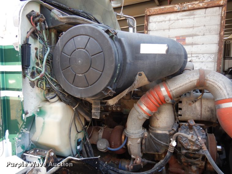 image for item KK9115 2000 International 9100i  semi truck